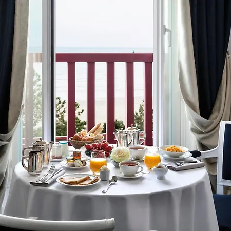 Barriere L'hermitage Hotell